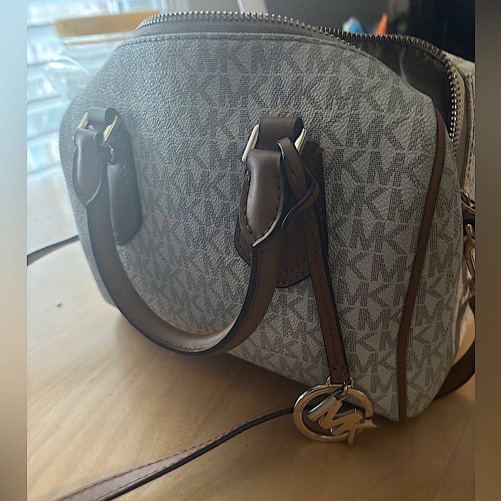 Micheal Kohrs medium size purse